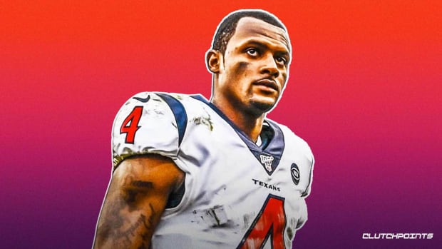 Deshaun-Watson- red clutch